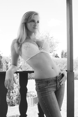 Jeans & Bra 1, par Xavier E. G. Dierick
